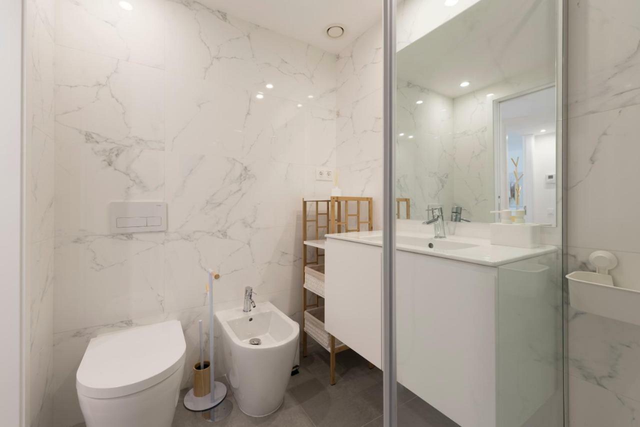 Lovelystay - Downtown Balcony Apartment With Free Parking Porto Buitenkant foto